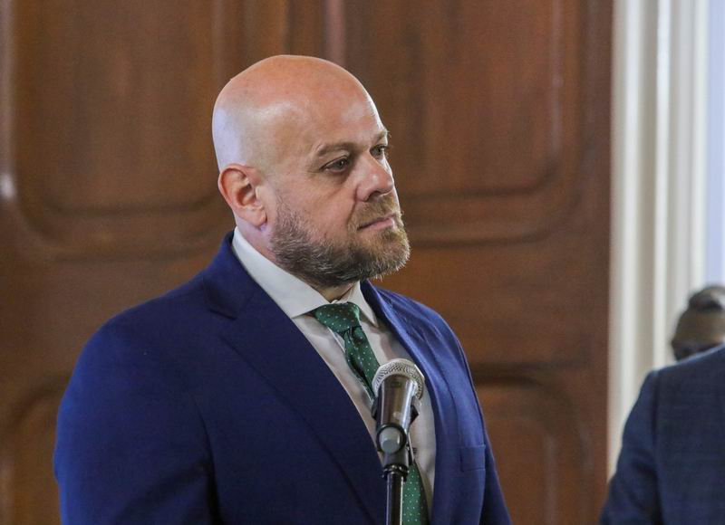 Decreto 355: el gobierno cede en la presencialidad, pero mantiene el ajuste salarial