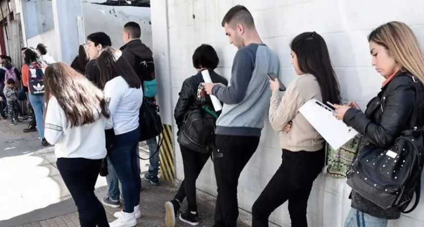 Los l&iacute;mites del modelo: El desempleo sube y la informalidad se convierte en la &uacute;nica salida