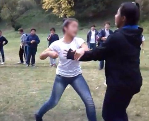 Video: Brutal pelea entre dos alumnas de una escuela de Paraná