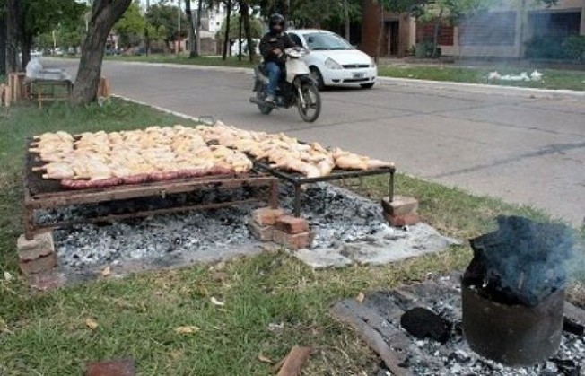 Por la crisis prolifera la venta de pollo asado en las calles
