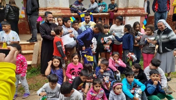 Carlos Tévez visitó el Hogar San Tarcisio