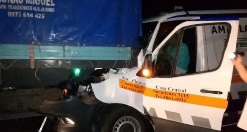 Un muerto tras choque entre una ambulancia y un camión
