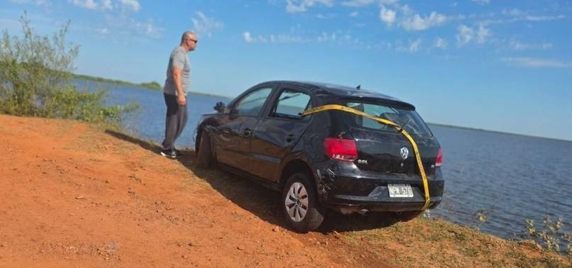 Fatal accidente en Corrientes: cay&oacute; con su auto al agua, no pudo salir y se ahog&oacute;