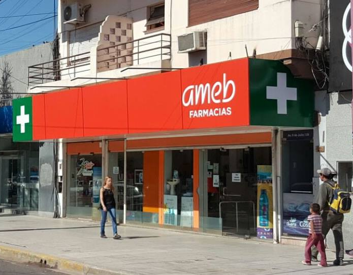 Cierra una farmacia c&eacute;ntrica de Corrientes y hay incertidumbre en los trabajadores