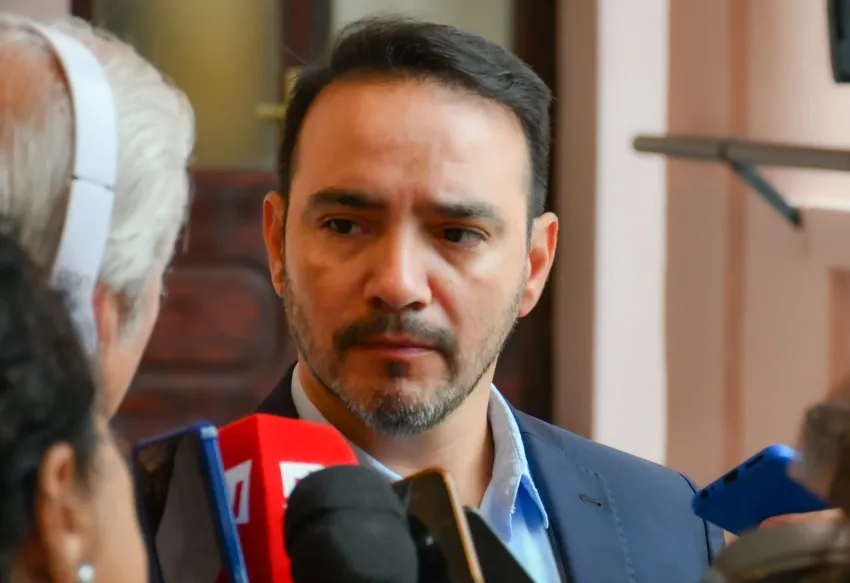 &iquest;Hasta cu&aacute;ndo la agon&iacute;a? Vald&eacute;s dilata los anuncios salariales mientras el conflicto docente desborda a la provincia