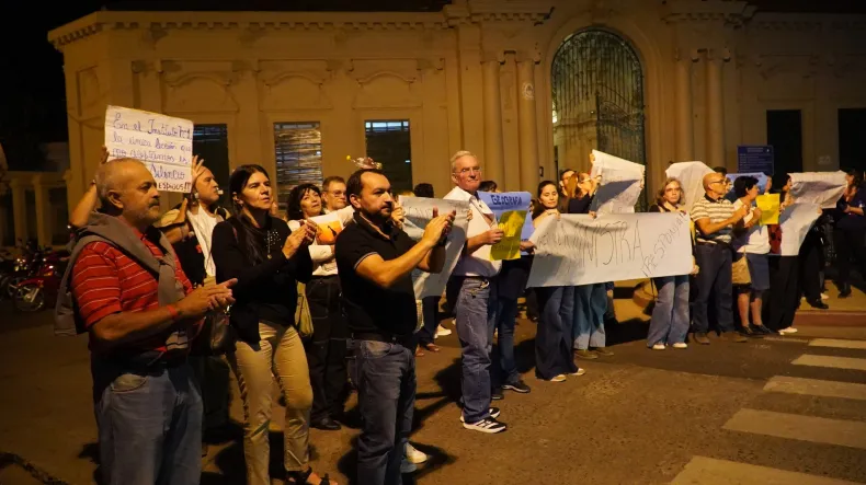 El silencio como respuesta: Docentes y salud sitian el despacho de Vald&eacute;s ante un conflicto que ya no tiene retorno