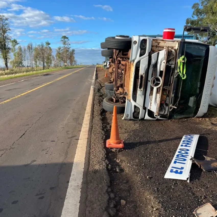 Siniestro en Ruta 14: Un cami&oacute;n choc&oacute; contra un caballo y volc&oacute; en el Paraje Desiderio Sosa