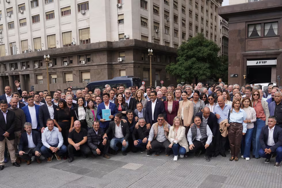 Los Intendentes van contra Caputo: Denuncia por malversaci&oacute;n y el "dibujo" de los combustibles