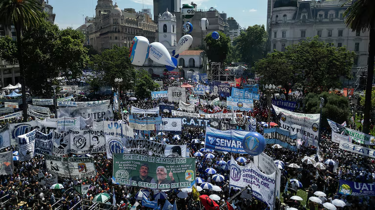 D&iacute;a del trabajador: La CGT copa Plaza de Mayo contra el ajuste y en memoria del Papa Francisco