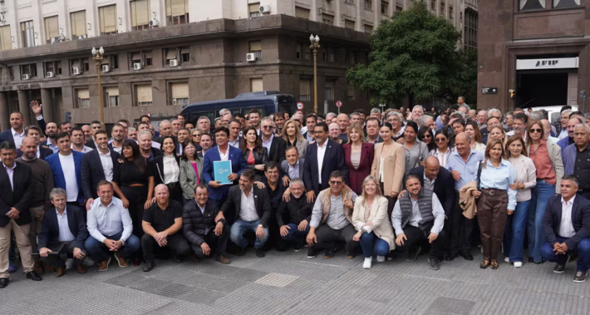 Los Intendentes van contra Caputo: Denuncia por malversaci&oacute;n y el 