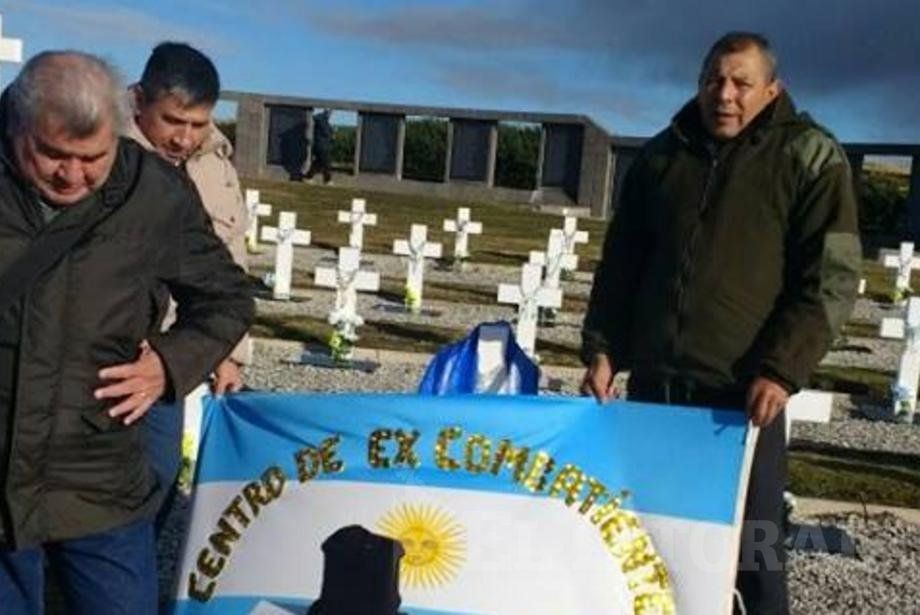Homenaje de ex combatientes a sus pares caídos en Malvinas