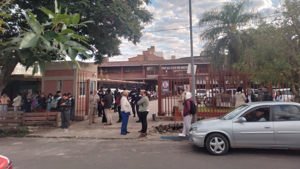 Amenaza de bomba en la Facultad de Medicina activó protocolo de seguridad y evacuaron la zona