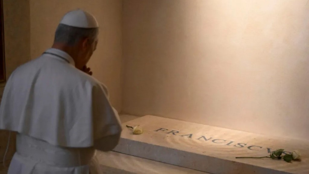 León XIV rompió el protocolo, visitó la tumba de Francisco y le dedicó un sentido homenaje