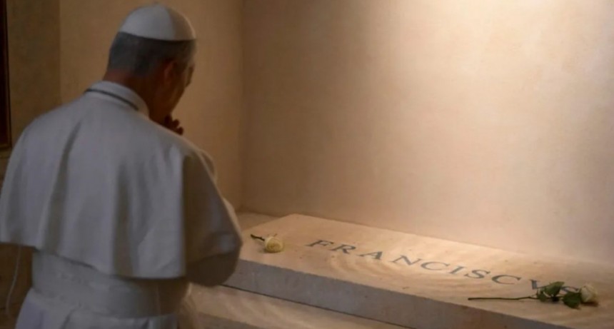 León XIV rompió el protocolo, visitó la tumba de Francisco y le dedicó un sentido homenaje