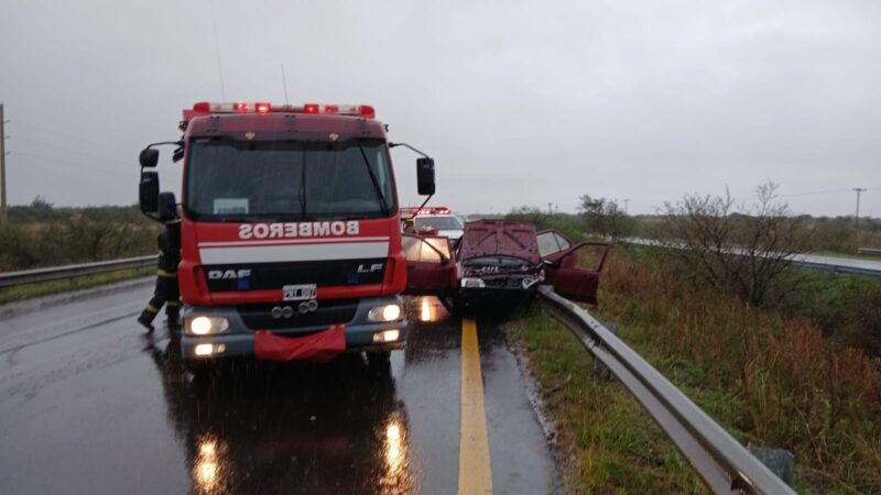 Siniestro vial en la Ruta 14: Rescataron a tres personas tras un vuelco bajo una lluvia torrencial