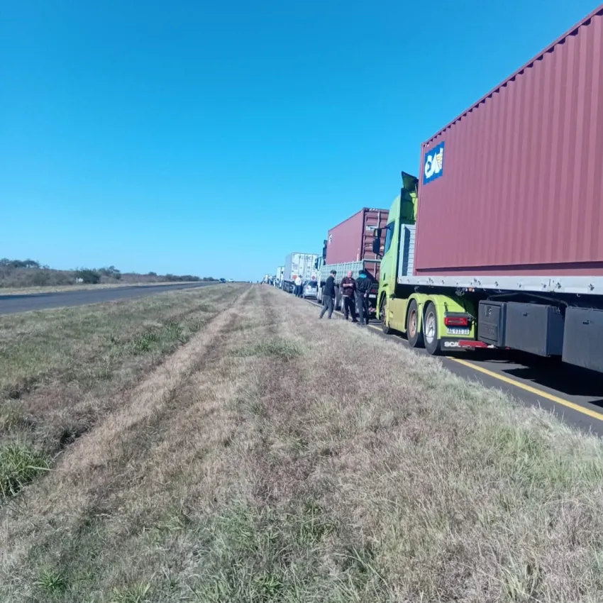 Ruta 14: un cami&oacute;n embisti&oacute; a un operario que realizaba tareas de mantenimiento