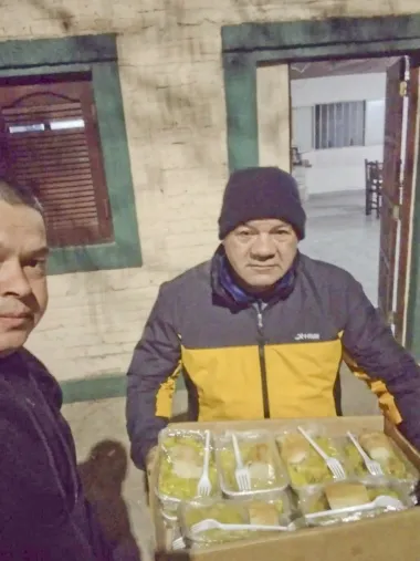 CORAZONES SOLIDARIOS: La Asociaci&oacute;n Alas Grises reparte comida caliente a familiares de internados y personas en situaci&oacute;n de calle ante la llegada del fr&iacute;o