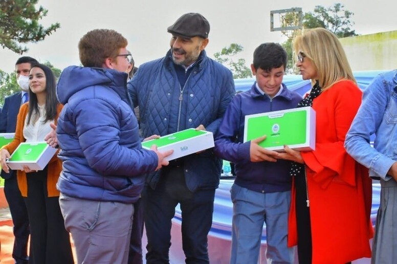 Valdés inauguró dos jardines de infantes y entregó netbooks en La Cruz