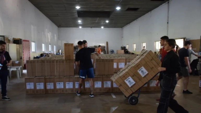 Elecciones: distribuyeron las 2744 urnas en las 334 escuelas de la provincia