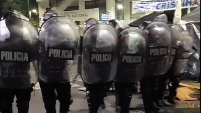 La Policía de la Ciudad desalojó a quienes acampaban frente al departamento de Cristina Kirchner