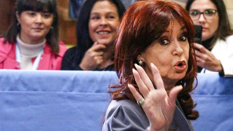 Cristina Kirchner criticó a Patricia Bullrich por el megaoperativo de seguridad frente a su departamento