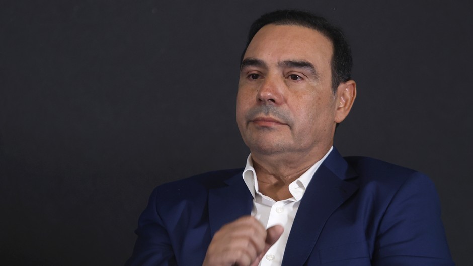 Para evitar una derrota en Corrientes, Karina bajó a Almirón y acuerda con Valdés