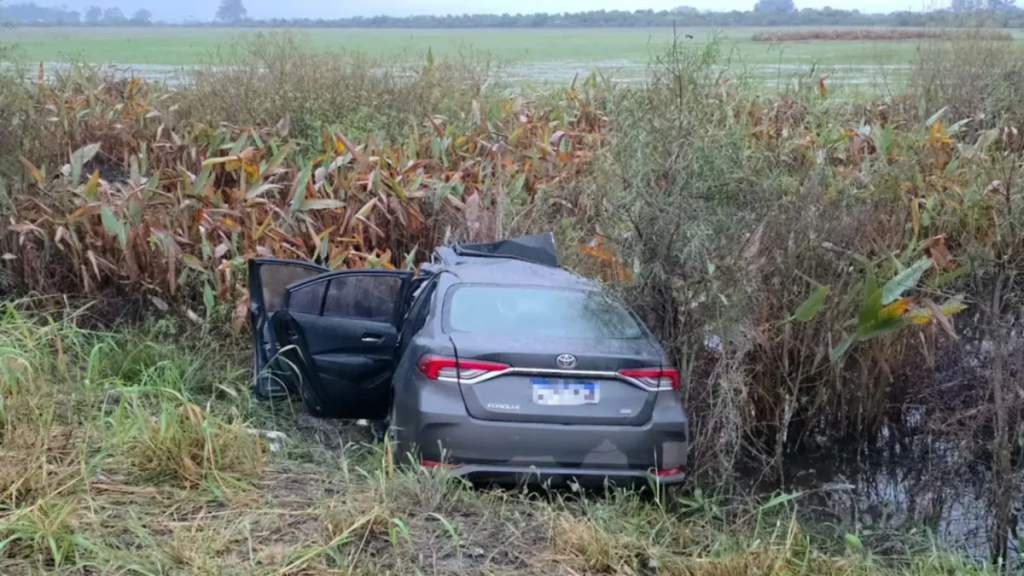 Chocaron contra una retroexcavadora en Esquina y hallaron casi $183 millones ocultos en el auto
