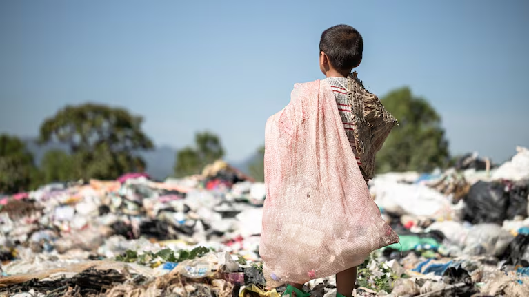 UNICEF dice que la pobreza infantil baj&oacute; a fines de 2025, pero advierte que ya vuelve a subir en 2026 por los recortes