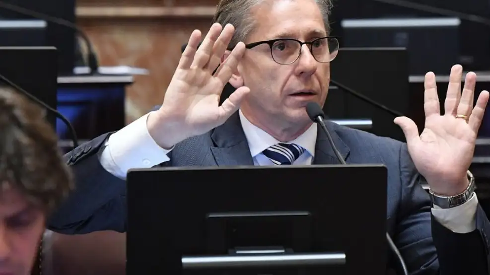 El doble discurso de la pol&iacute;tica: El senador correntino "Peteco" Vischi pide la cabeza de Adorni, tras haber sido socio clave del ajuste de Milei
