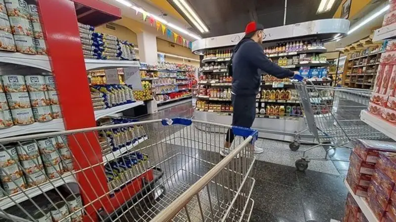 Econom&iacute;a estancada: El consumo privado no encuentra piso y acumul&oacute; medio a&ntilde;o consecutivo de ca&iacute;das