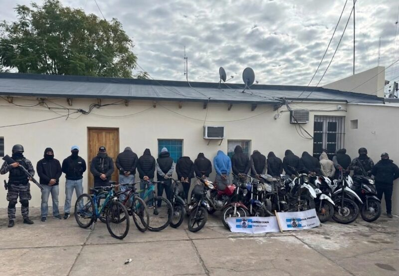 Descontrol en Esquina: Cay&oacute; una banda de dealers tras un tiroteo por los techos, hay 14 detenidos.