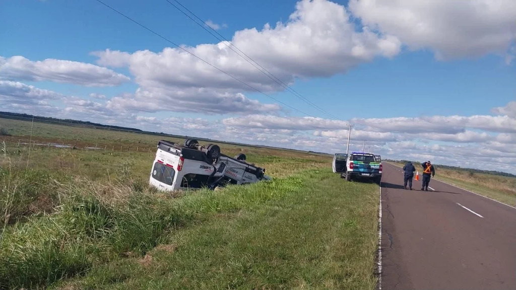 Siniestro vial en la Ruta 5: Un minib&uacute;s despist&oacute; y volc&oacute; cerca de Lomas de Vallejos dejando varios heridos y una menor con traumatismo de cr&aacute;neo