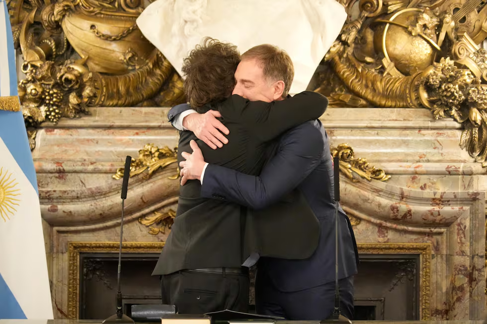De Guatemala a Guatepeor: Santilli jur&oacute; como jefe de gabinete y Milei escenific&oacute; un bizarro triple abrazo con Adorni