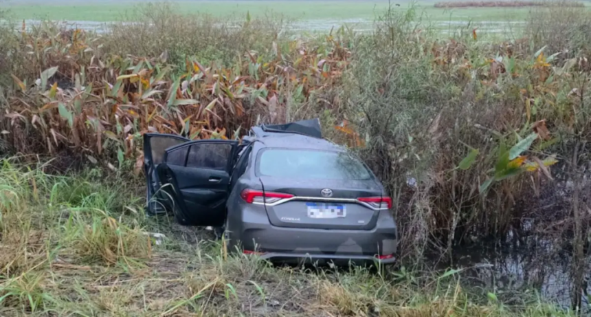 Chocaron contra una retroexcavadora en Esquina y hallaron casi $183 millones ocultos en el auto