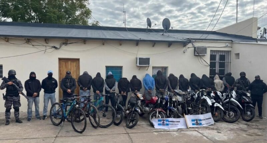 Descontrol en Esquina: Cay&oacute; una banda de dealers tras un tiroteo por los techos, hay 14 detenidos.