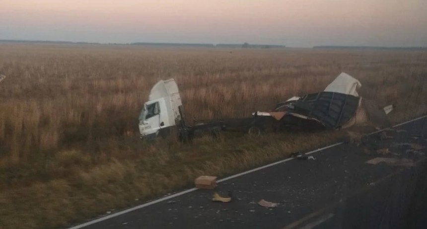 Madrugada fatal en Corrientes: Choque frontal entre un colectivo de larga distancia y un cami&oacute;n dej&oacute; una v&iacute;ctima en el cruce de las Rutas 12 y 123
