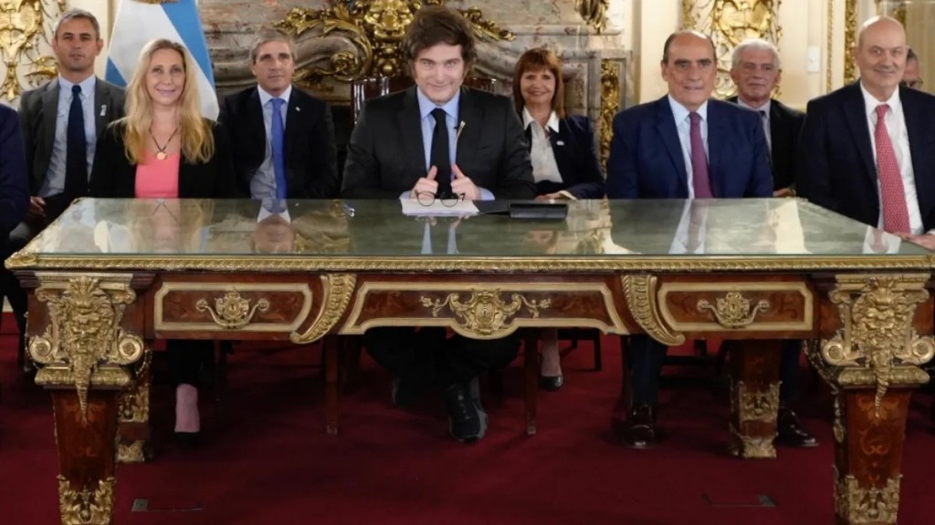Lo que Milei hace con Argentina o lo que Argentina hace con Milei