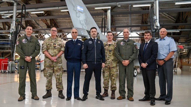 Malestar en las Fuerzas Armadas porque Petri le concedió al Reino Unido que los F-16 no tengan radares para vigilar las Malvinas