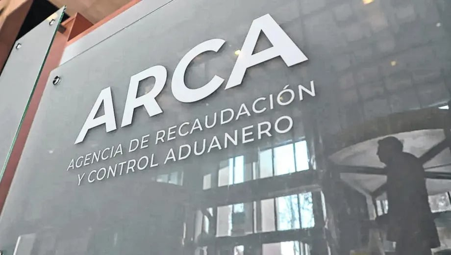 Se desplom&oacute; la recaudaci&oacute;n un 7,4% en junio y casi la mitad del sueldo de una familia se va en impuestos