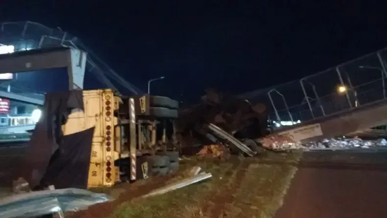 Tragedia en la ruta 16: Muri&oacute; un joven camionero correntino tras colapsar un puente peatonal