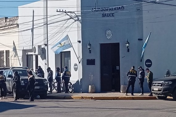 Corrupci&oacute;n en Corrientes: La polic&iacute;a federal allan&oacute; la municipalidad de sauce por el presunto desv&iacute;o de $150 millones
