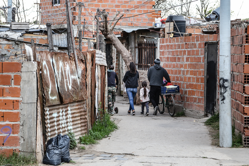 Ecos del ajuste: en los barrios populares solo comer se lleva el 93% de los presupuestos de los hogares