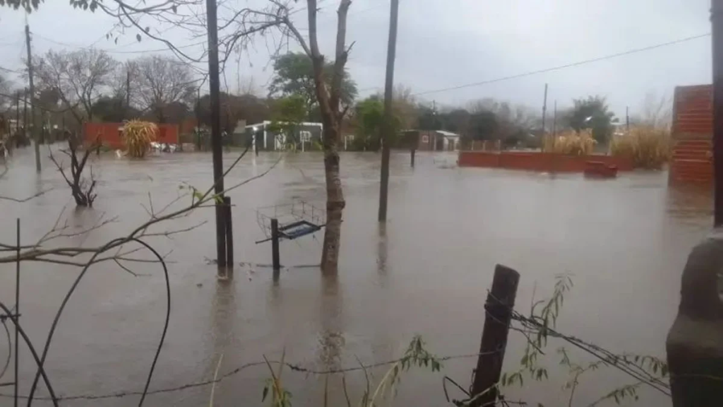 El temporal golpe&oacute; fuerte en Curuz&uacute; Cuati&aacute; y dej&oacute; anegamientos y da&ntilde;os tras registrar 120 mil&iacute;metros de lluvia