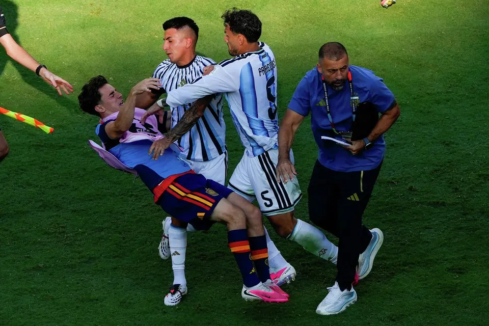 La primera sanci&oacute;n que FIFA le puso a Argentina por la pelea de Leandro Paredes contra dos jugadores de Espa&ntilde;a