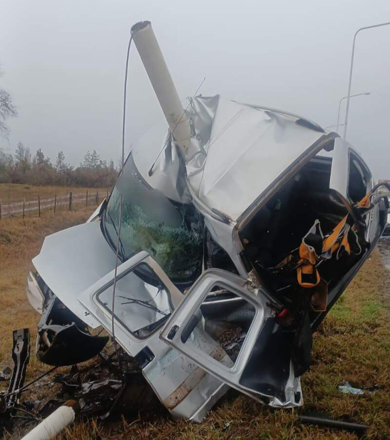 Impresionante choque en la Ruta 12: el auto qued&oacute; "abrazado" a una columna, un muerto y dos heridos
