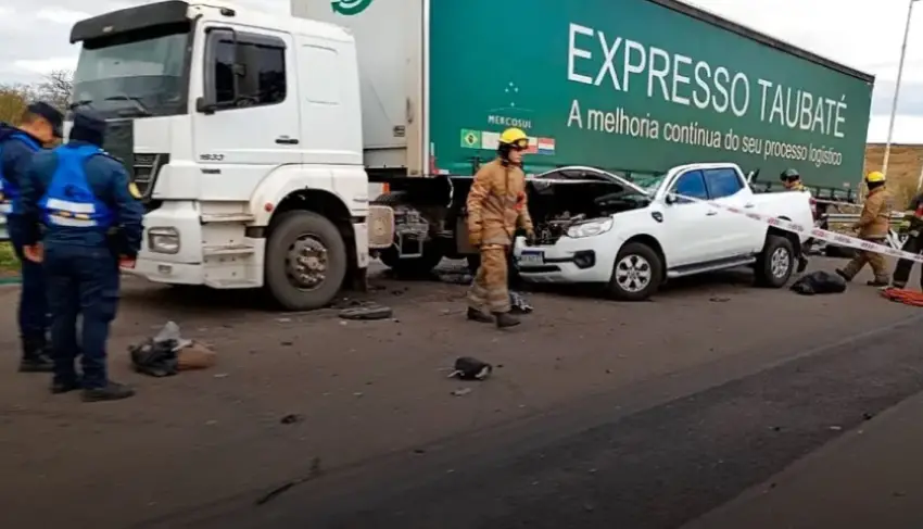 Tragedia en la Ruta 14: Una familia de Buenos Aires que viajaba a Corrientes choc&oacute; contra un cami&oacute;n y murieron dos de sus integrantes