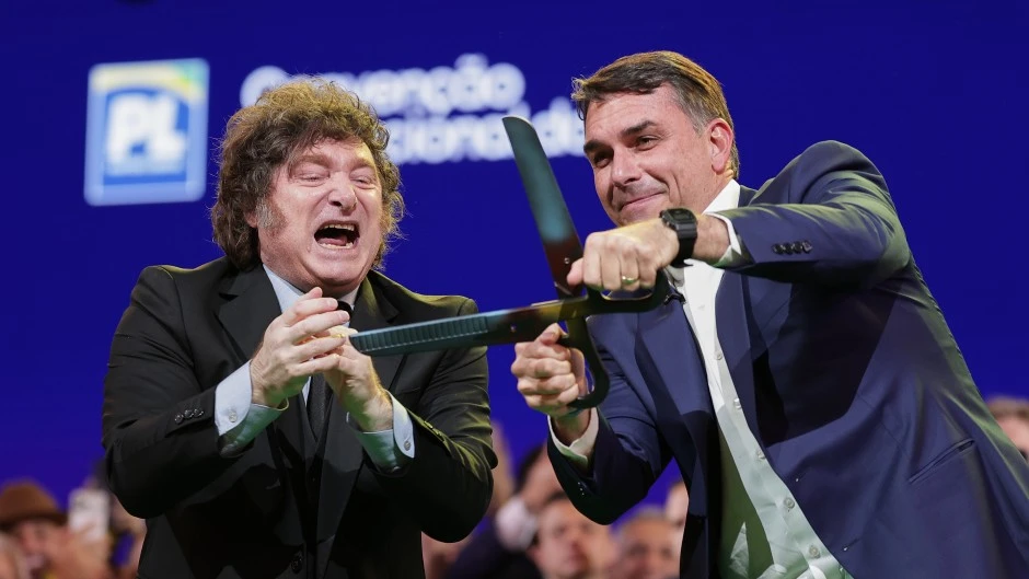 Milei trat&oacute; a Lula de "ladr&oacute;n" en un acto con Flavio Bolsonaro y abri&oacute; un conflicto diplom&aacute;tico con Brasil