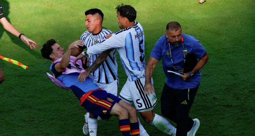 La primera sanci&oacute;n que FIFA le puso a Argentina por la pelea de Leandro Paredes contra dos jugadores de Espa&ntilde;a