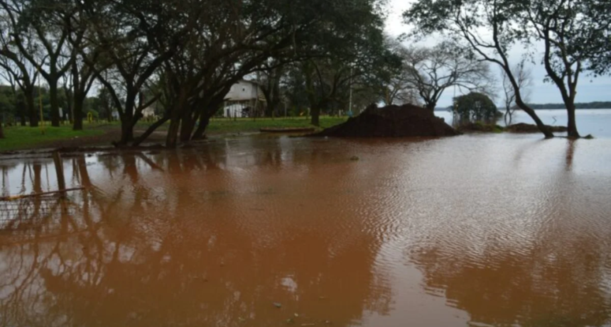 El r&iacute;o Uruguay super&oacute; el nivel de alerta en Santo Tom&eacute; y el agua contin&uacute;a subiendo