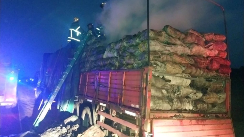 Un camión que llevaba carbón se prendió fuego en medio de la ruta